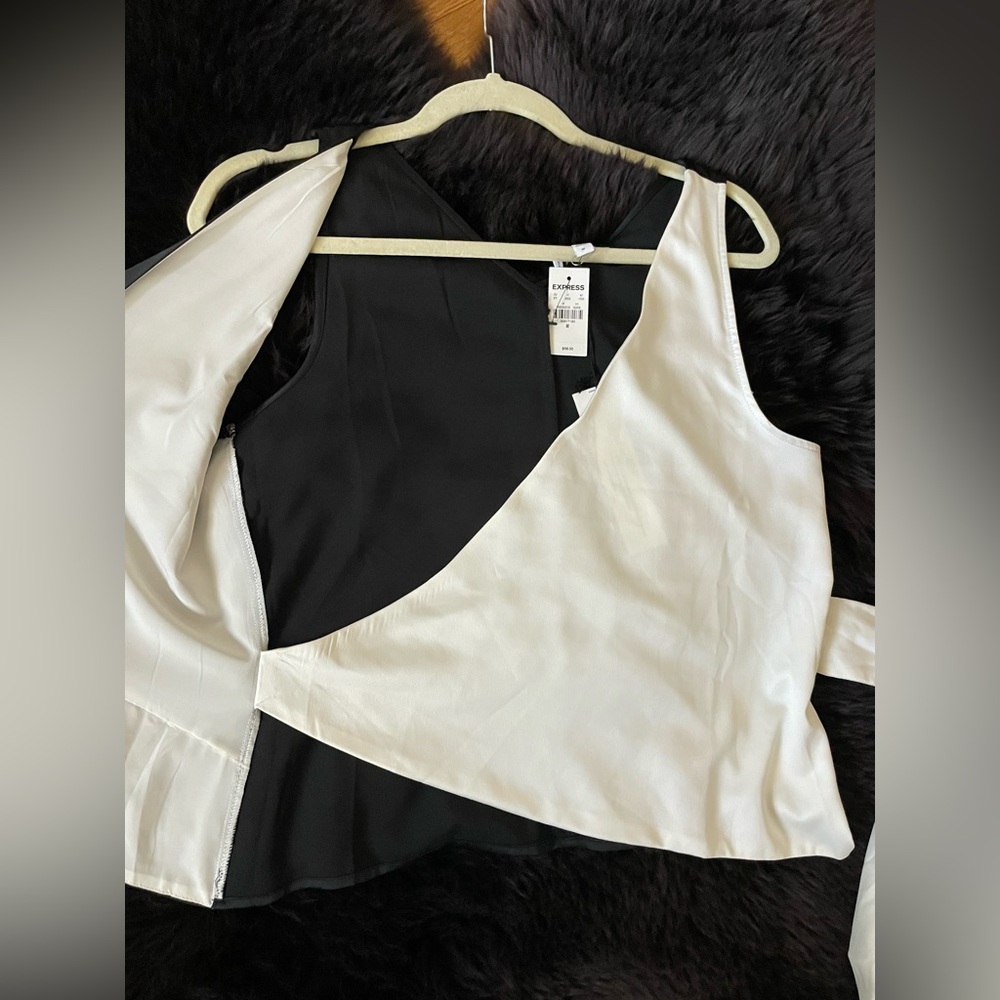 Express Edition Monochrome Wrap Blouse - Picture 9 of 13